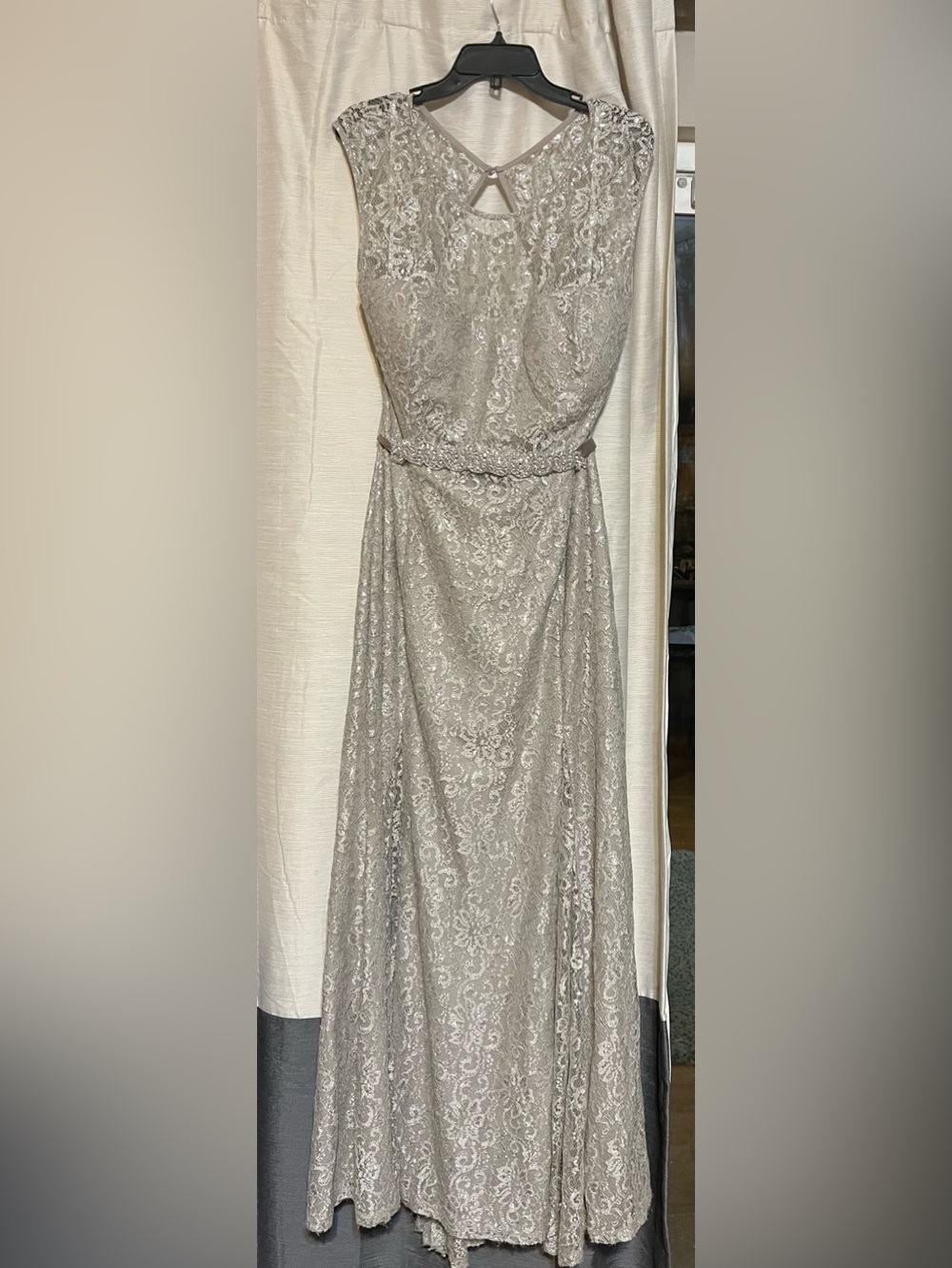 Preowned Size 22 Betsy & Adam Metallic Silver Lace Open Back Formal Evening Gown